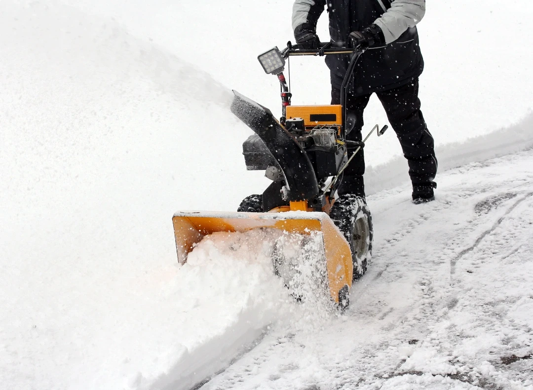 Einsatz von Schneepflügen und Streufahrzeugen