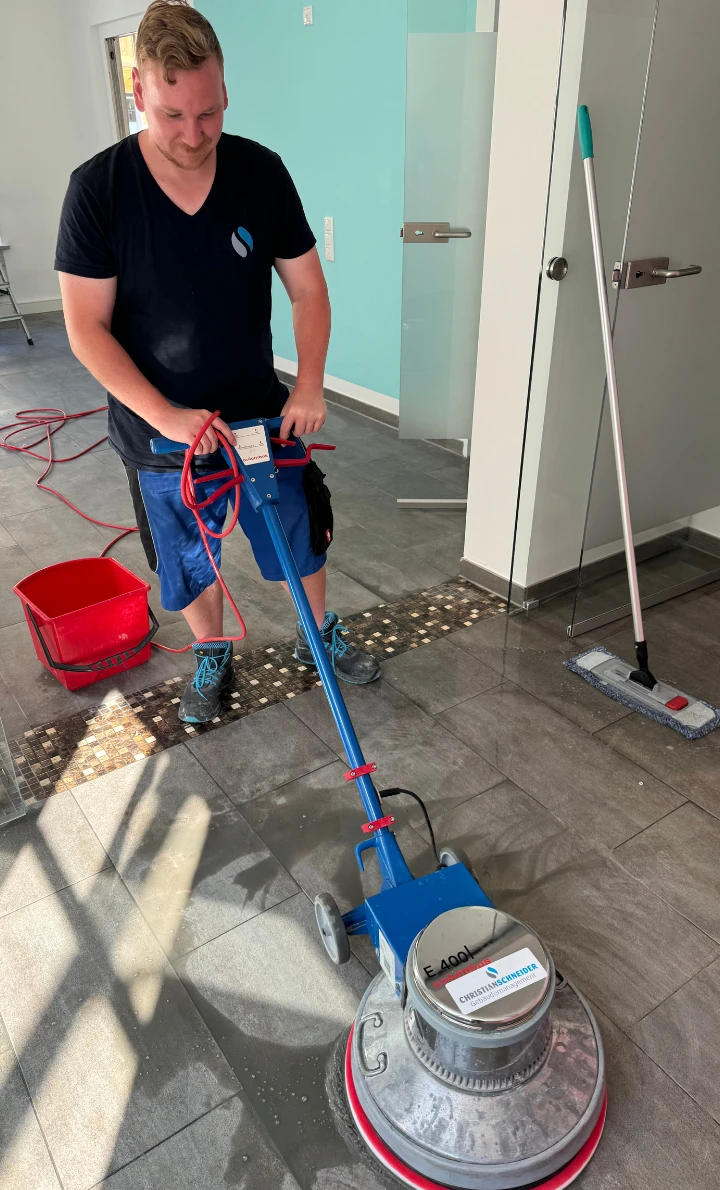 Grundreinigung von Parkett, Laminat und Holzböden