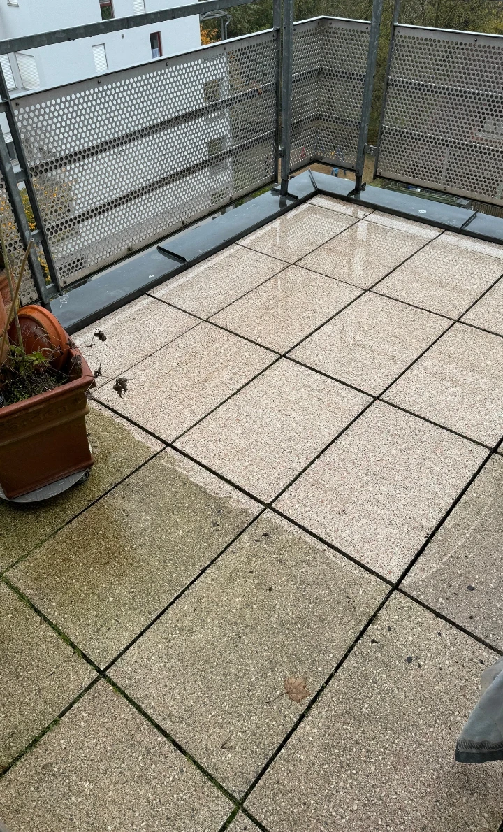 Saubere Natursteine auf dem Balkon