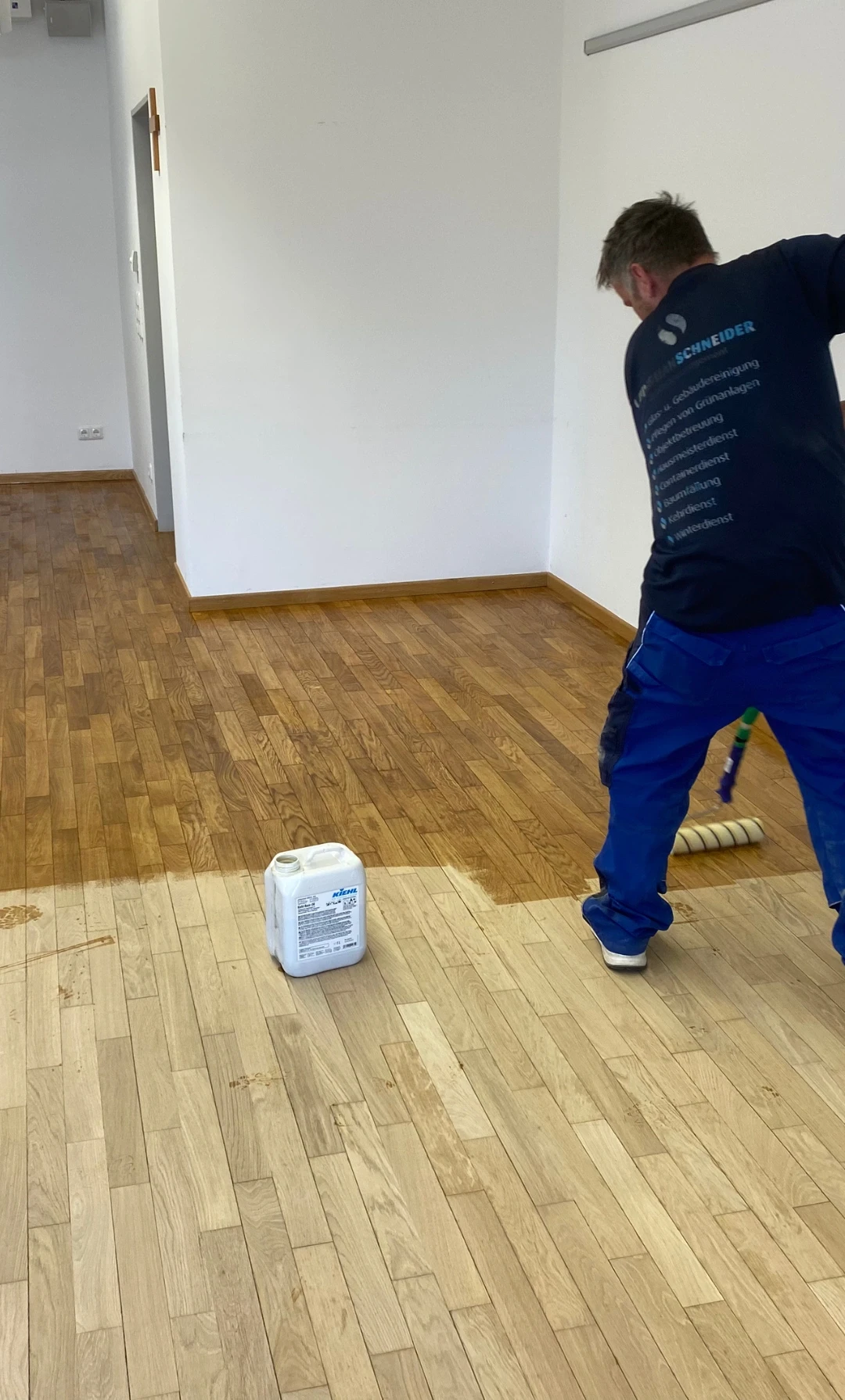 Fachgerechte Behandlung bewahrt den Parkettboden vor Abnutzung und Verschleiß